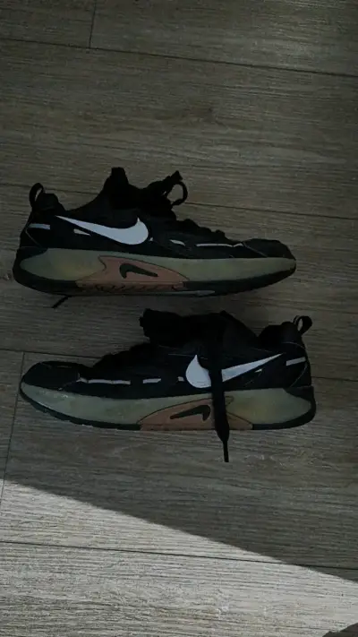 Zapatillas deportivas blancas Nike jam con logo - miniatura 6