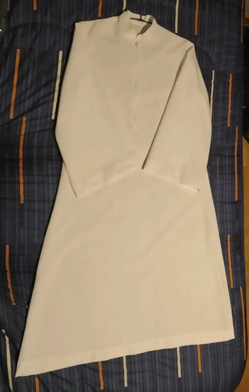 Alba blanca unisex con cierre frontal