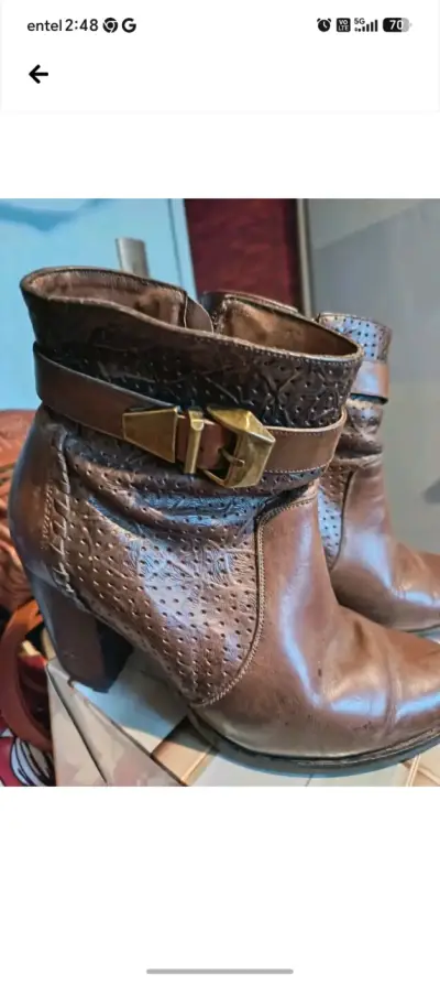 Botines de cuero marrón con hebilla decorativa - miniatura 1