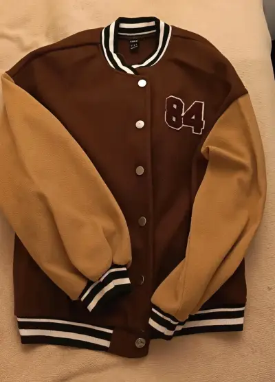 Chaqueta varsity marrón y beige Shein - miniatura 1