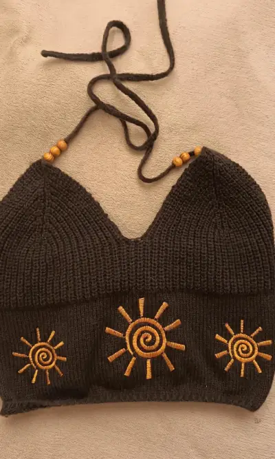 Top tejido negro con diseño de soles - miniatura 1