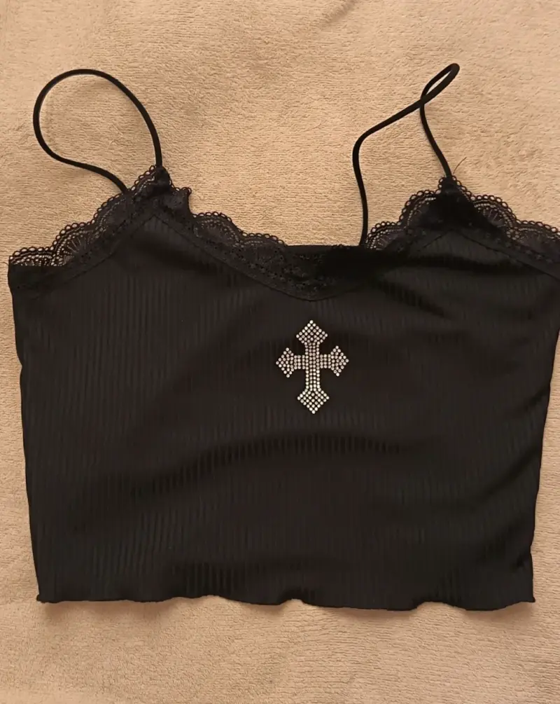 Top negro con encaje y cruz de strass Romwe - 1