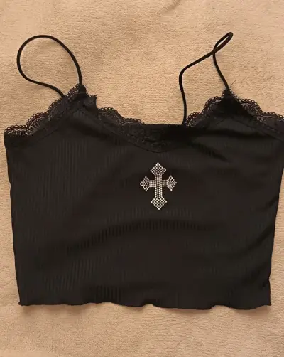 Top negro con encaje y cruz de strass Romwe - miniatura 1
