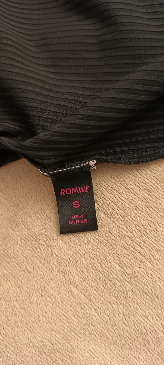 Top negro con encaje y cruz de strass Romwe - 2