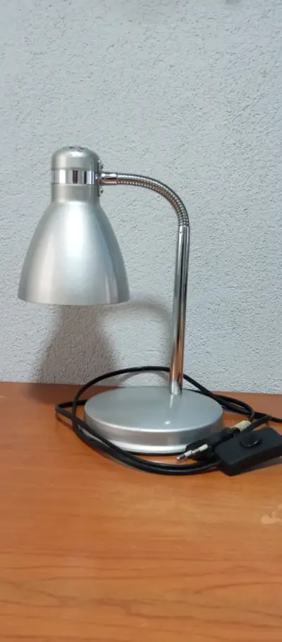 Lámpara de escritorio metálica plateada - miniatura 1