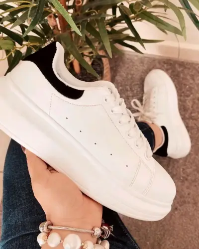 Zapatillas deportivas blancas y negras para mujer - miniatura 1