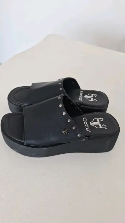 Sandalias de Plataforma Negras Gotta con Tachas - miniatura 1