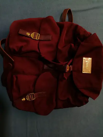 Mochila de lona burdeos con detalles dorados - miniatura 1