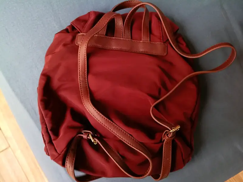 Mochila de lona burdeos con detalles dorados - 3