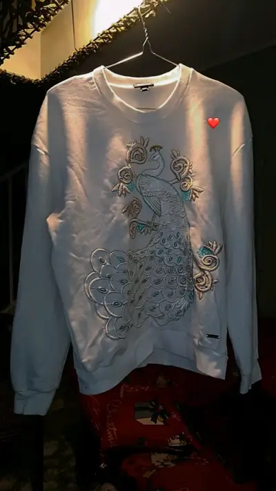 Polerón blanco con bordado de pavo real - miniatura 1