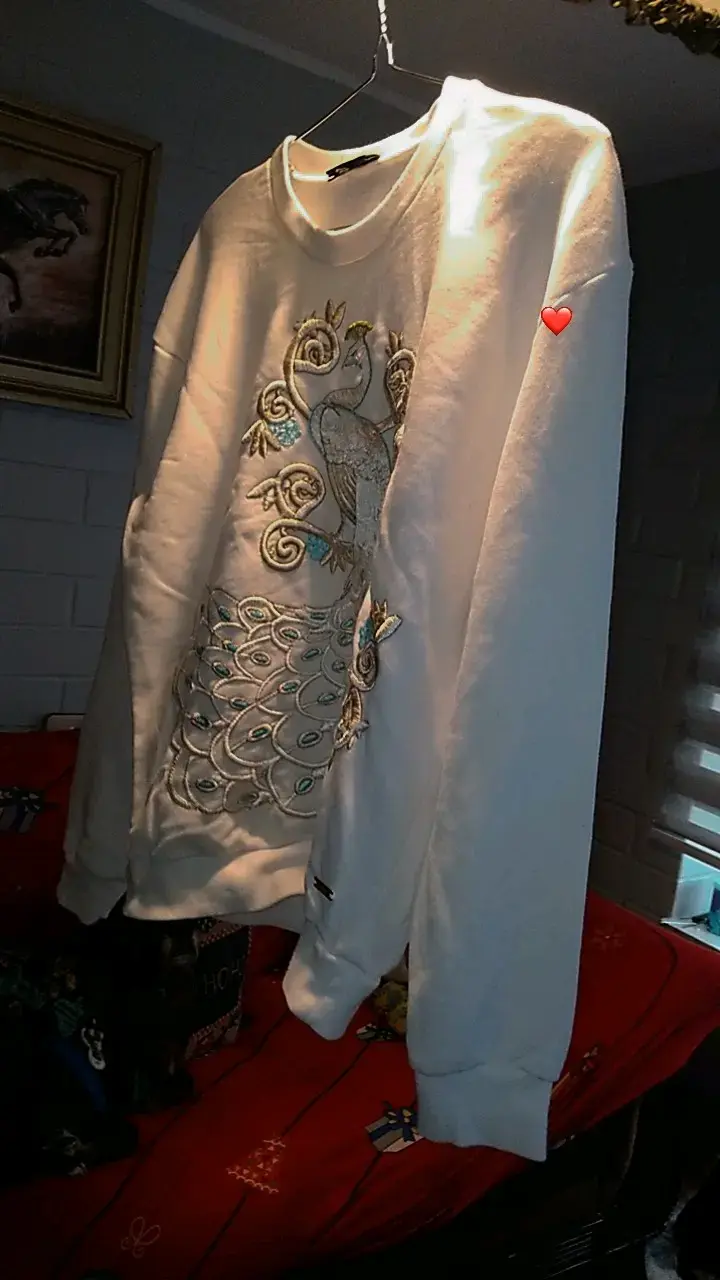 Polerón blanco con bordado de pavo real - 2