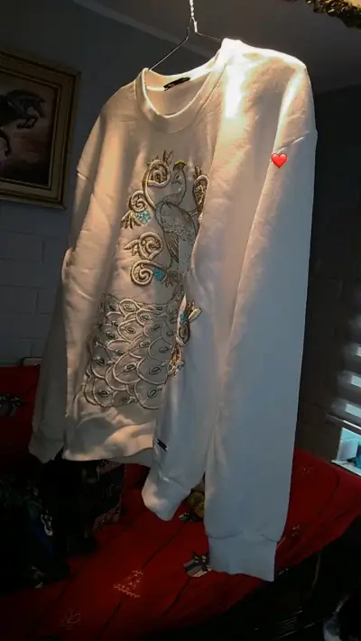 Polerón blanco con bordado de pavo real - miniatura 2