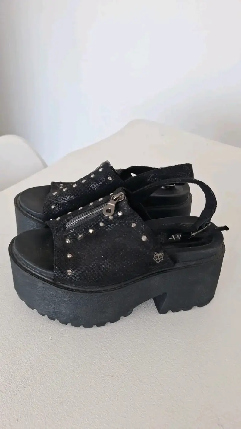 Sandalias negras con plataforma y tachas