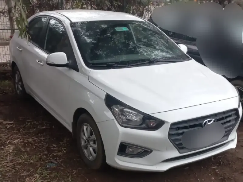 Auto Hyundai Verna - 2
