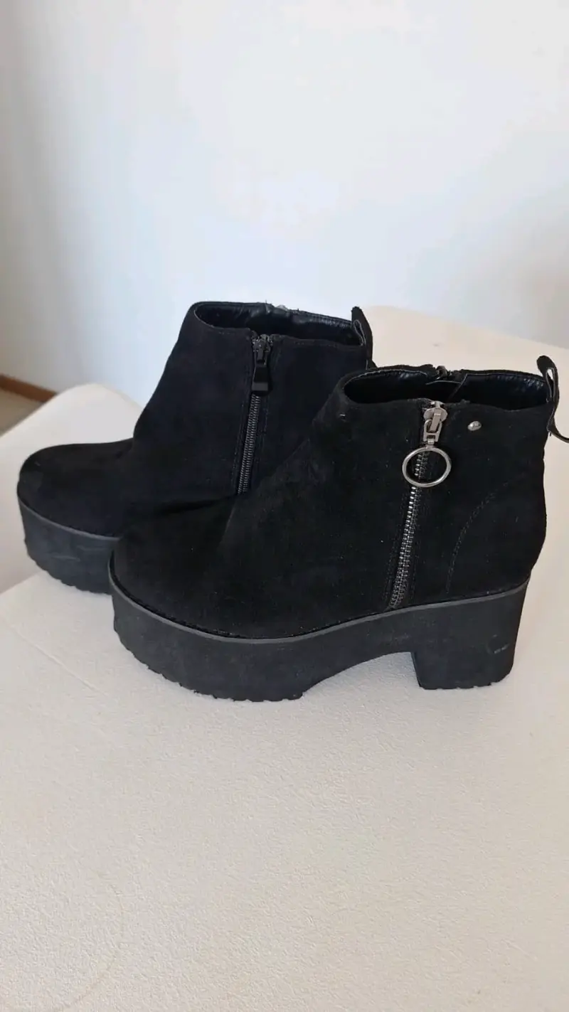 Botines negros de gamuza con plataforma