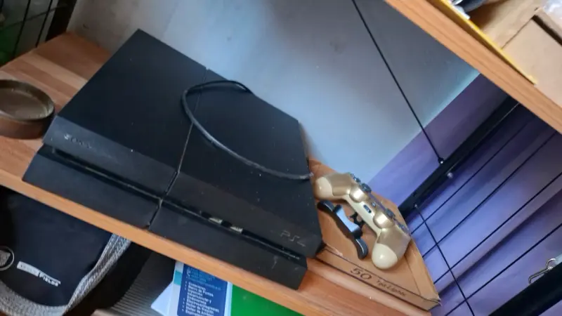 Consola PS4 con control dorado