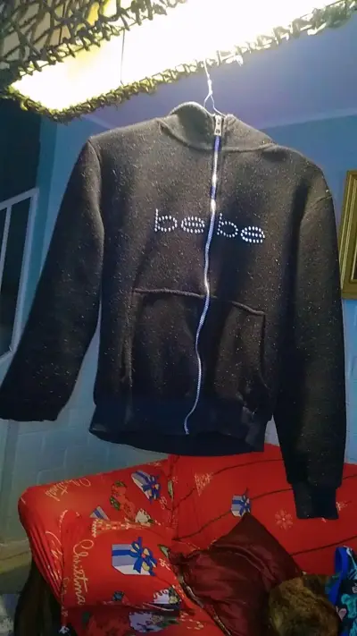 Chaqueta negra con cierre y diseño brillante - miniatura 1