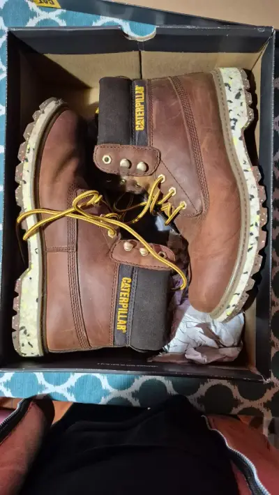 Botas Caterpillar marrones para hombre en su caja - miniatura 1