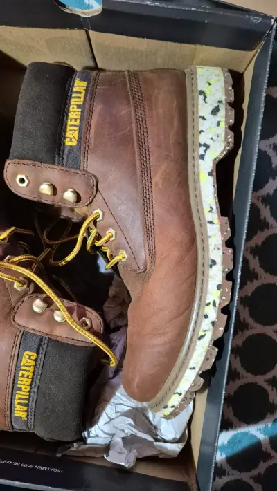 Botas Caterpillar marrones para hombre en su caja - miniatura 2