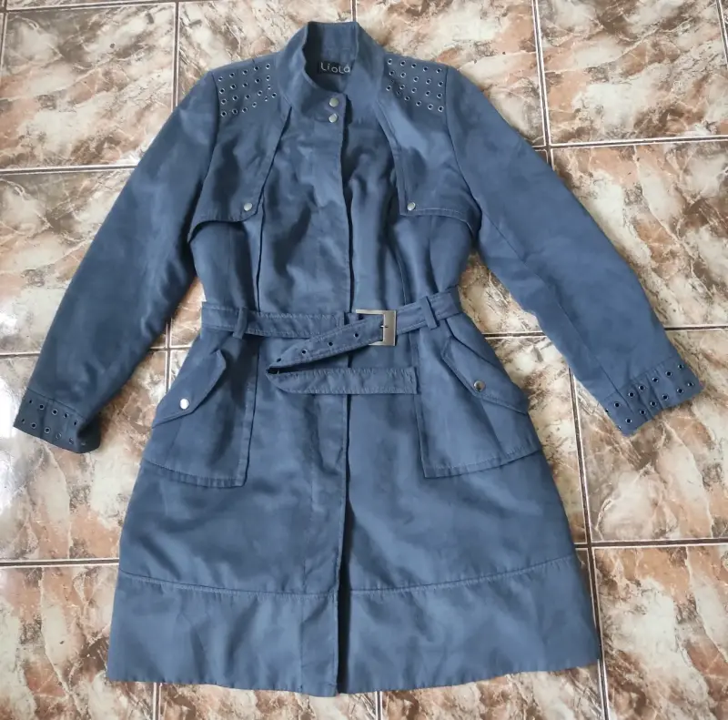 Abrigo azul con cinturón y tachuelas Liola