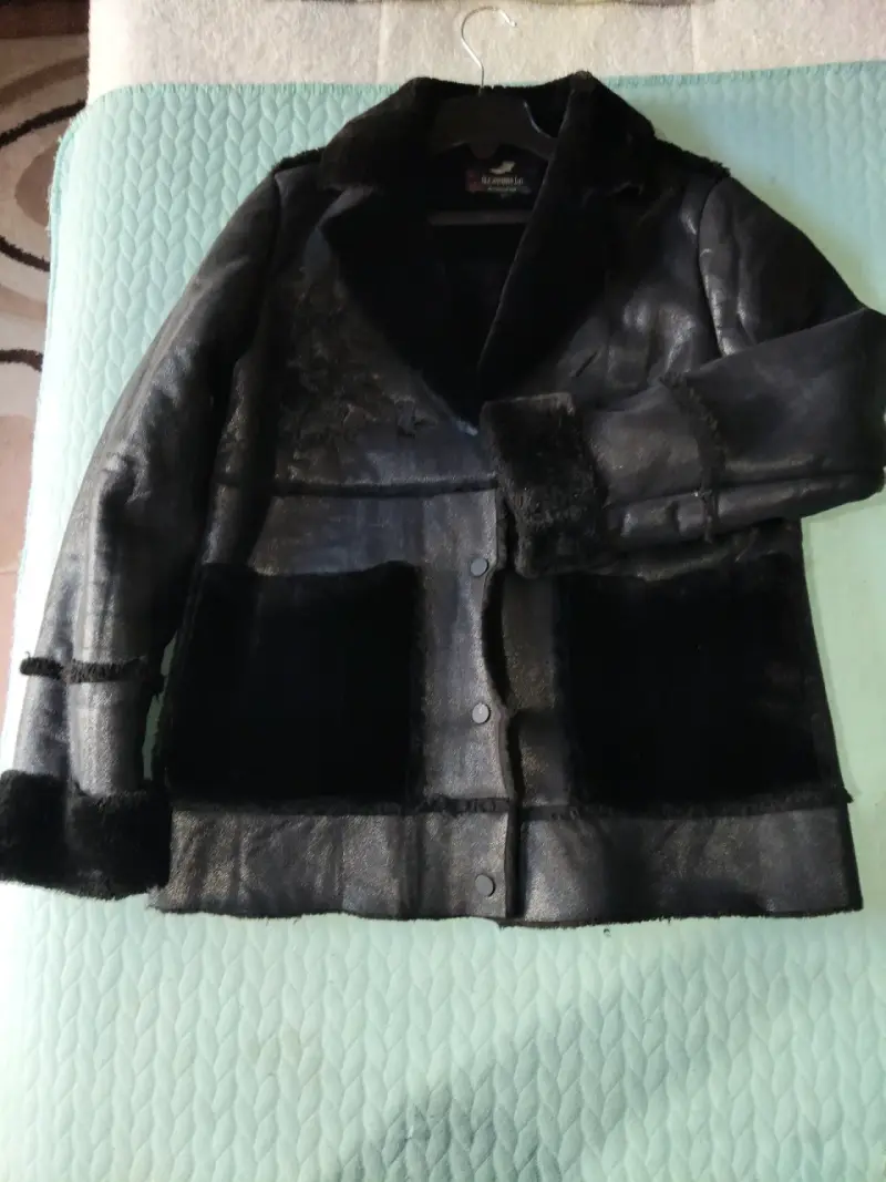 Chaqueta de cuero negra con detalles de piel - 2