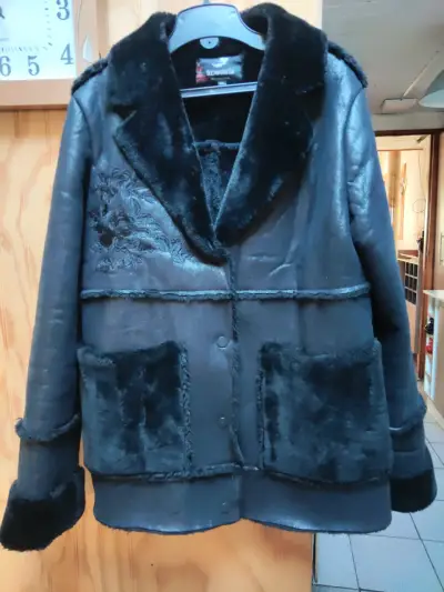 Chaqueta de cuero negra con detalles de piel - miniatura 3