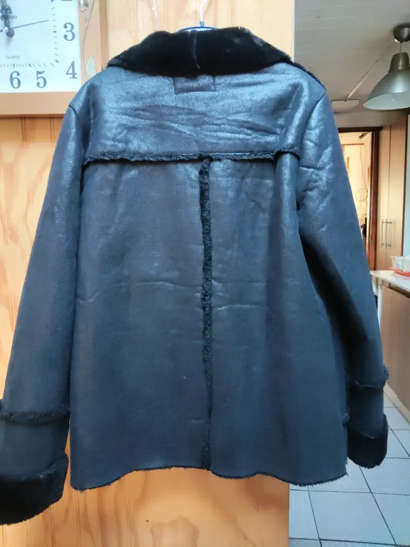 Chaqueta de cuero negra con detalles de piel - 4