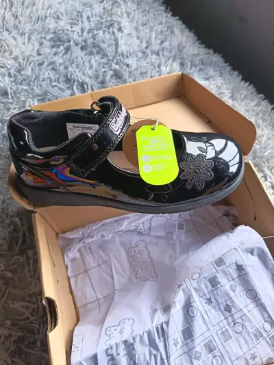Zapatos escolares Bubblegummers negros con diseño floral - miniatura 1