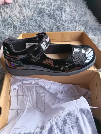 Zapatos escolares Bubblegummers negros con diseño floral - miniatura 2