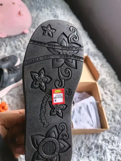 Zapatos escolares Bubblegummers negros con diseño floral - miniatura 3