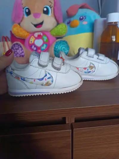 Zapatillas blancas para bebé con diseño floral - miniatura 1