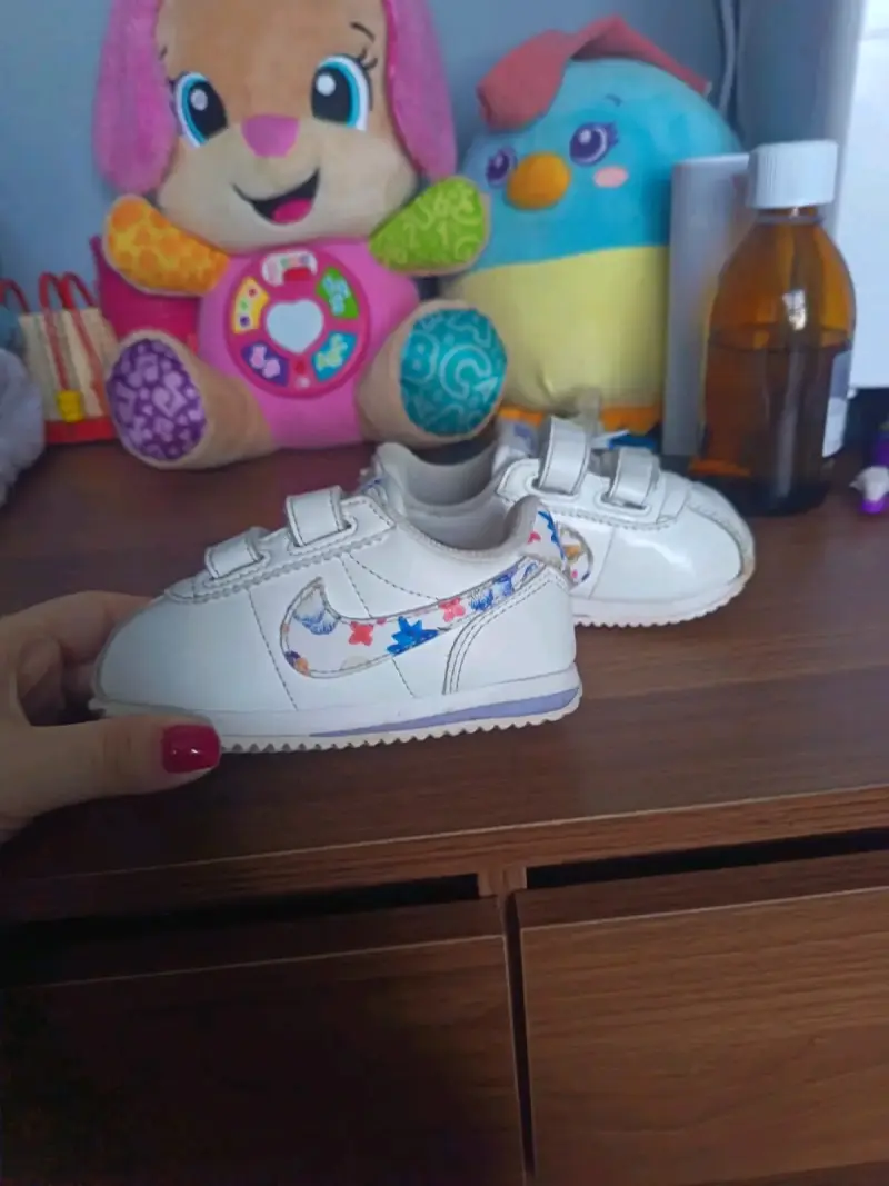 Zapatillas blancas para bebé con diseño floral - 2