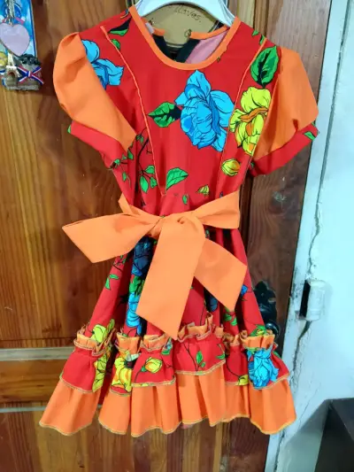 Vestido de niña con estampado floral y lazo - miniatura 2