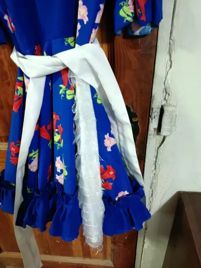 Vestido de niña con estampado floral y lazo - miniatura 5