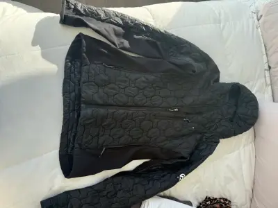 Chaqueta negra con capucha para mujer - miniatura 1