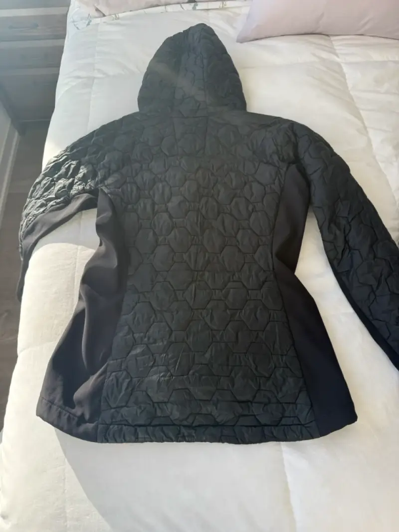 Chaqueta negra con capucha para mujer - 2