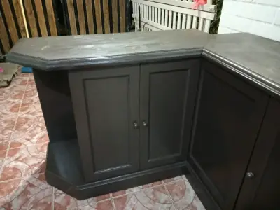 Mueble de esquina de madera oscuro - miniatura 1