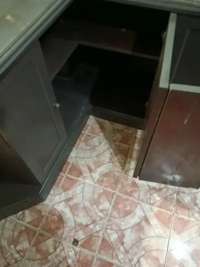 Mueble de esquina de madera oscuro - miniatura 2