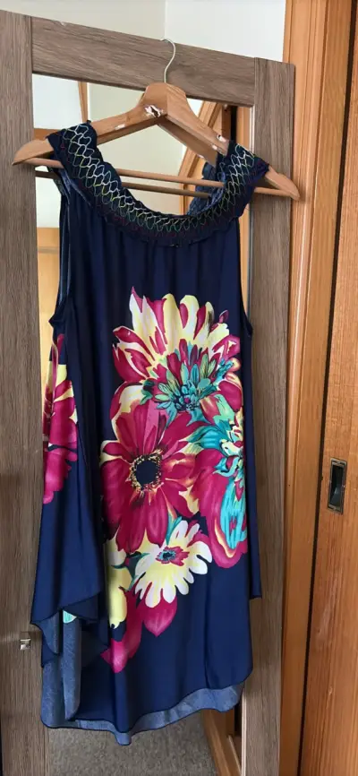 Vestidos  con diferentes modelos de diseño. - miniatura 1