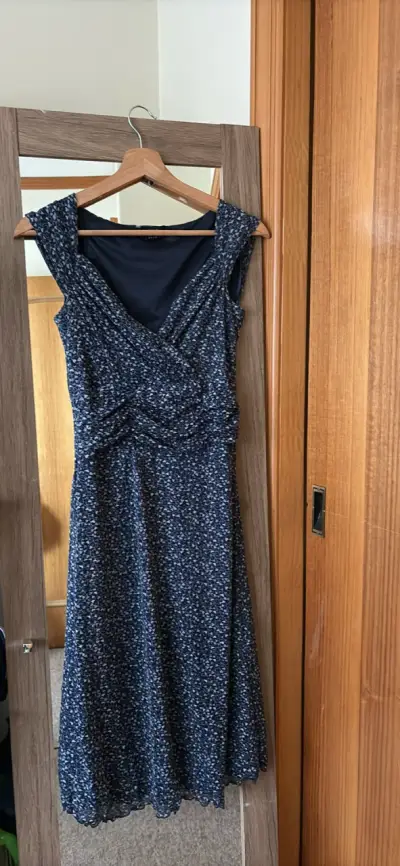 Vestidos  con diferentes modelos de diseño. - miniatura 2