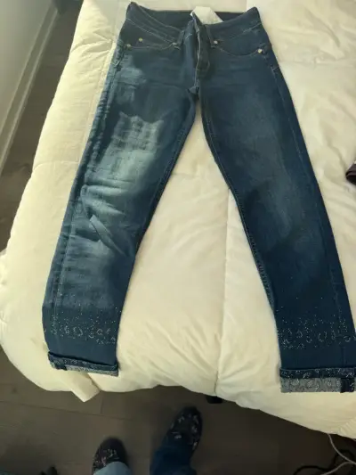 Jeans de mujer con detalles brillantes - miniatura 1