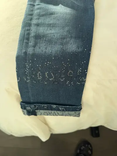 Jeans de mujer con detalles brillantes - miniatura 2