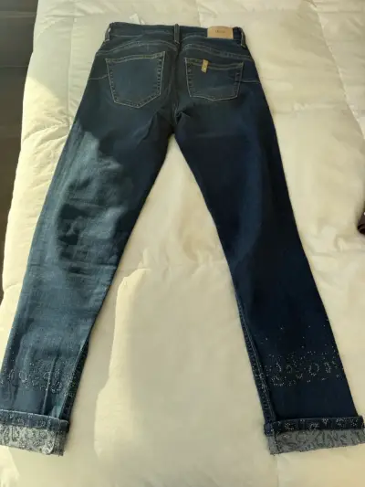 Jeans de mujer con detalles brillantes - miniatura 3