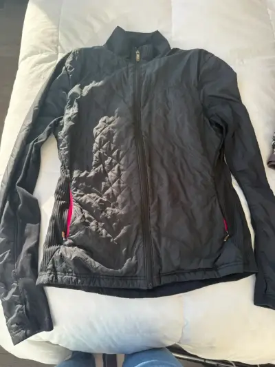 Chaqueta negra acolchada Asics para mujer - miniatura 1