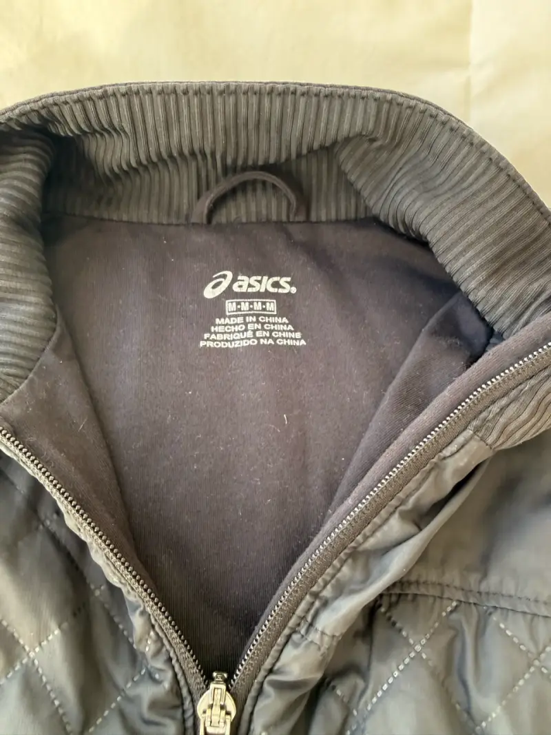 Chaqueta negra acolchada Asics para mujer - 2