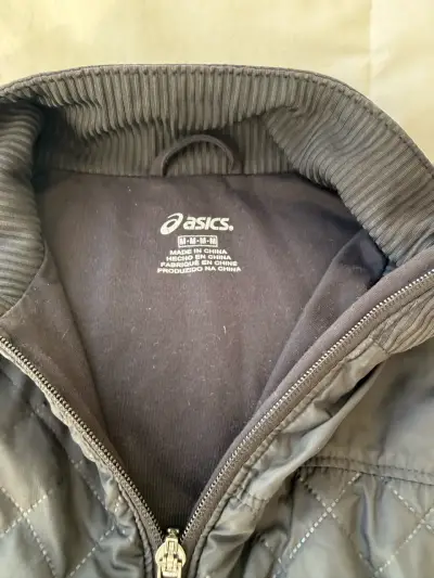 Chaqueta negra acolchada Asics para mujer - miniatura 2