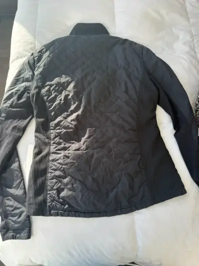 Chaqueta negra acolchada Asics para mujer - miniatura 3