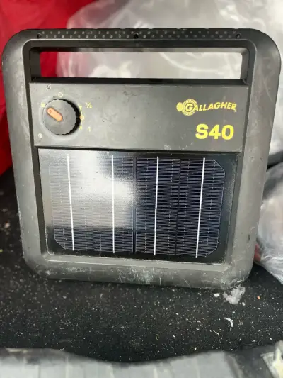 Energizador solar Gallagher S40 para cercas - miniatura 1