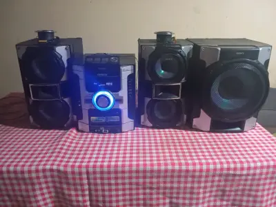Sistema de sonido Sony con parlantes potentes - miniatura 1