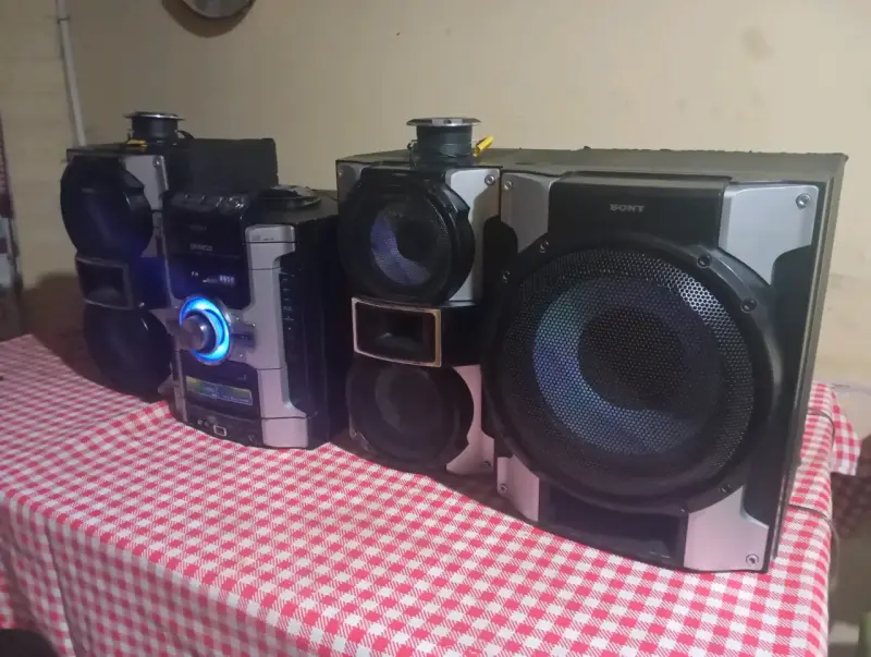 Sistema de sonido Sony con parlantes potentes - 2